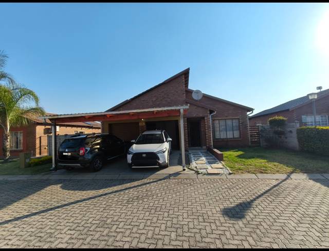 3 BEDROOM TOWNHOUSE FOR SALE IN WATERVAL EAST